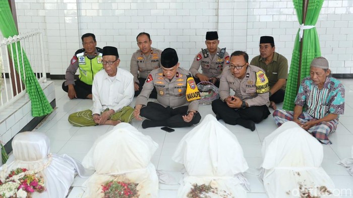 Wakapolda Jatim ziarah ke Taman Bungkul dalam rangka Jumat Religi.