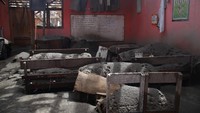 Kondisi ruang kelas SD Gmist yang rusak parah terdampak erupsi Gunung Ruang di Desa Laingpatehi Pulau Ruang, Kabupaten Kepulauan Sitaro, Sulawesi Utara.