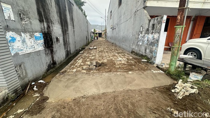 Warga di Kecamatan Tamalate, Makassar, mengeluhkan pembangunan jalan tanpa perbaikan drainase.