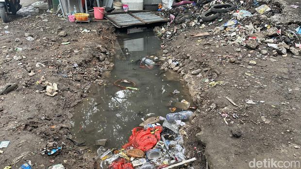 Warga di Kecamatan Tamalate, Makassar, mengeluhkan pembangunan jalan tanpa perbaikan drainase.