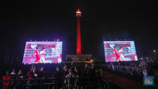 Warga menyaksikan pertandingan  Timnas U-23 Indonesia melawan Timnas U-23 Irak pada pertandingan perebutan peringkat tiga Piala Asia 2024 melalui layar saat kegiatan nonton bareng (nobar) kawasan Monas, Jakarta, Kamis (2/5/2024) malam. (վ/Faisal Rahman)