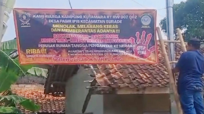 Warga pasang spanduk tolak bank emok.