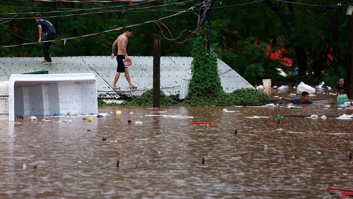 Warga Terjebak di Atap Rumah Saat Banjir Bandang Menerjang Brasil