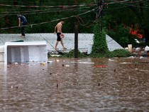 Warga Terjebak di Atap Rumah Saat Banjir Bandang Menerjang Brasil