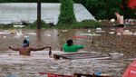 Warga Terjebak di Atap Rumah Saat Banjir Bandang Menerjang Brasil