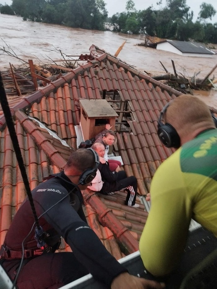 People trapped on the roof of a house by heavy rains are rescued in Cruzeiro do sul, Rio Grande do Sul, Brazil, May 2, 2024.    @brigadamilitar_ via X/Handout via REUTERS    THIS IMAGE HAS BEEN SUPPLIED BY A THIRD PARTY. NO RESALES. NO ARCHIVES. MANDATORY CREDIT