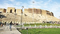 Beberapa institusi di Irak membanggakan budaya rekreasi teater langsung. Institusi terkenal di Baghdad termasuk Orkestra Nasional Irak dan Teater Nasional Irak. Pendidikan budaya dikembangkan melalui institusi seperti Akademi Musik dan Institut Seni Rupa.