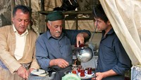 Masakan Irak mencerminkan masakan Suriah dan Lebanon, dengan pengaruh kuat dari tradisi kuliner Turki dan Iran. Hidangan populernya meliputi kebab (daging yang ditusuk, biasanya daging sapi), falafel (bola buncis goreng), kofta (bakso Irak), dan masgouf (ikan mas yang dipanggang di udara terbuka).