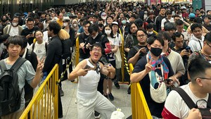 Suasana antrean masuk ke Exhibition Hall A & B Jakarta Convention Center (JCC) buat AFA ID 2024 di hari kedua. Ada yang happy banget tuh! (Foto: dok. AFA ID 24)