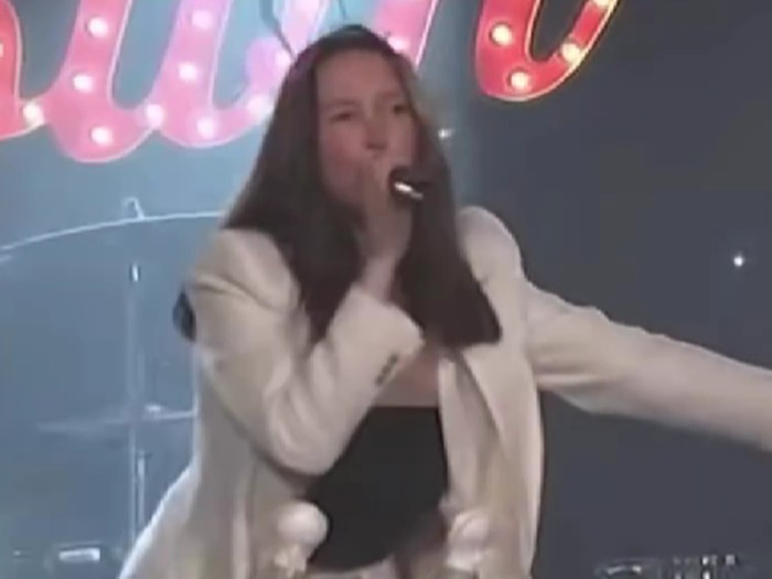 Aksi  Leah Fay Goldstein yang memompa asi sambil bernyanyi.