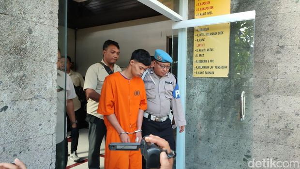 Amrin Al Rasyid Pane, pelaku pembunuhan cewek MiChat yang mayatnya ditemukan dalam koper di Kuta, Bali.