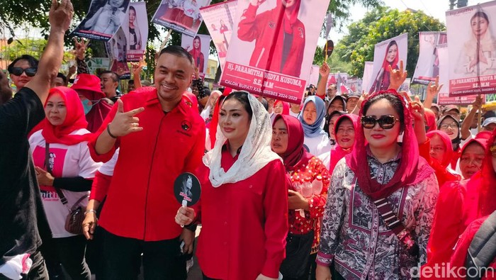 Anggota DPR Fraksi PDIP, Paramitha Widya Kusuma, mendatangi kantor DPC PDIP Brebes, Jawa Tengah, untuk mengambil formulir bacabup, Sabtu (4/5/2024).