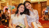 Belum lama ini, Asila juga membagikan potretnya bersama sang sahabat. Momennya itu tampak hangat sambil membawa beberapa camilan. Foto: Instagram Asila Maisa