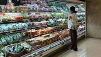 Ia juga beralih melihat deretan sayuran di supermarket tersebut. Deretan sayuran di rak tersebut di antaranya ada selada, tomat, dan lainnya. Foto: Instagram Asila Maisa