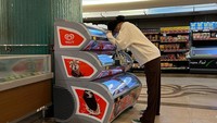 Momen berbelanja Asila di supermarket berujung di etalase es krim. Ia tampak memilih es krim yang manis segar. Foto: Instagram Asila Maisa