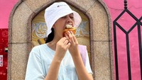 Momen kuliner Asila juga tampak ketika di Singapura. Ia mencicipi beberapa kuliner, salah satunya sajian kue yang tampak lezat. Foto: Instagram Asila Maisa