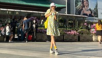 Tak hanya itu saja, tapi Asila juga membagikan momennya menikmati segarnya es. Ia berpose di depan sebuah gedung sambil menikmati minumannya. Foto: Instagram Asila Maisa