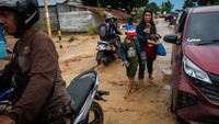Badan Penanggulangan Bencana Daerah (BPBD) setempat mencatat sedikitnya 1.145 rumah yang tersebar di 13 kecamatan di daerah itu terendam banjir akibat curah hujan yang tinggi.