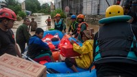 Tim SAR gabungan mengevakuasi warga terdampak banjir di Kecamatan Suli, Kabupaten Luwu, Sulawesi Selatan, Jumat (3/5/2024). 