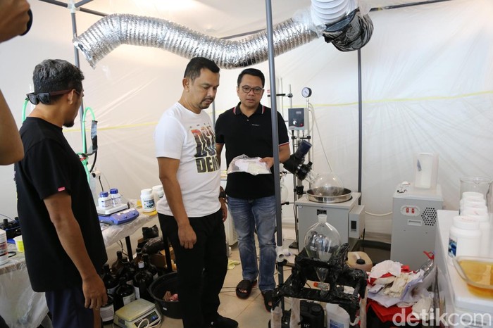 Bareskrim Polri membongkar clandestine lab narkoba di villa di Canggu, Badung, Bali.