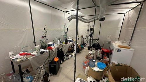 Bareskrim Polri menggerebek dua clandestine lab narkoba di villa di Canggu, Badung, Bali