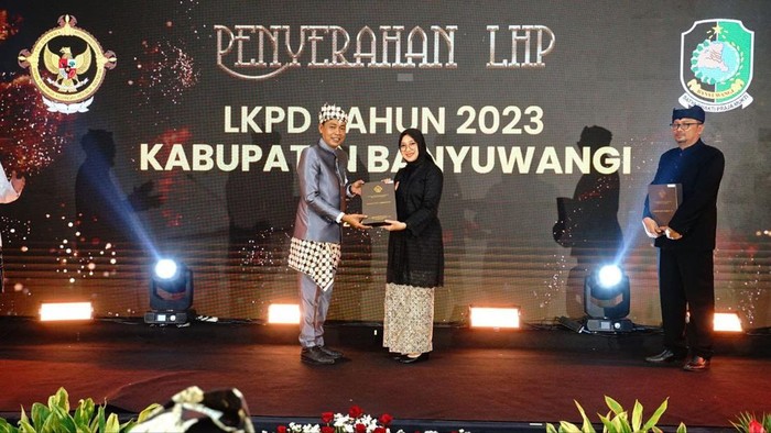 Bupati Banyuwangu Ipuk Fiestiandani saat menerima WTP.