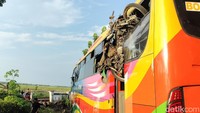Dua korban tewas adalah perempuan pengendara motor dan kernet bus (Foto: Ainur Rofiq)
