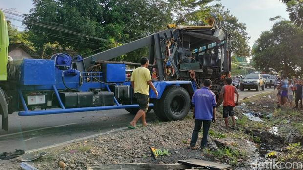 Bus Rajawali Indah Tabrak Motor di Bojonegoro 2 Orang Tewas