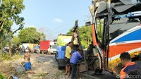 Bus dievakuasi dengan mendatangkan mobil derek (Foto: Ainur Rofiq)