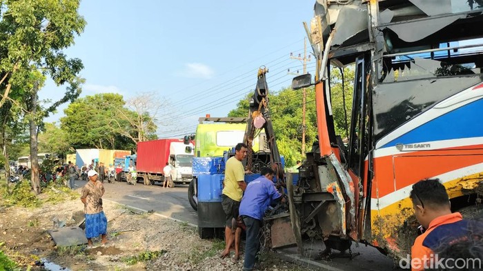 Bus Rajawali Indah Tabrak Motor di Bojonegoro 2 Orang Tewas