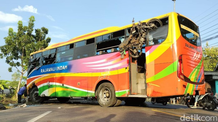 Bus Rajawali Indah Tabrak Motor di Bojonegoro 2 Orang Tewas