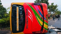 Bus terguling setelah menabrak motor, pagar rel, dan pohon (Foto: Ainur Rofiq)
