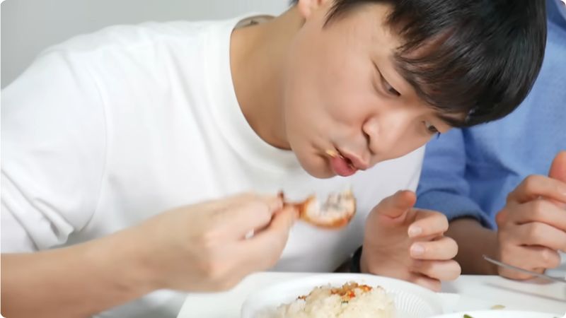 Cowok Korea ketagihan makan sambal gami