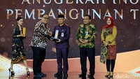 Pemkab Kebumen, Pemkab Blora dan Pemkab Klaten menerima Anugerah Inovasi Pembangunan Terpuji dalam ajang detikjateng-jogja Awards 2024. Penghargaan diserahkan oleh Direktur Transmedia, Latief Harnoko.