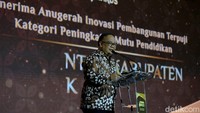 Direktur Transmedia, Latief Harnoko didulat menyerahkan penghargaan untuk kategori Inovasi Pembangunan Terpuji dalam ajang detikjateng-jogja Awards 2024.