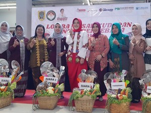 Puluhan Anggota DWP Klaten Masak Pakai Kebaya di Pasar Gedhe Klaten