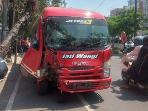 Sopir Ngantuk, Elf Muat Rombongan Wisatawan Tabrak Pohon di Surabaya