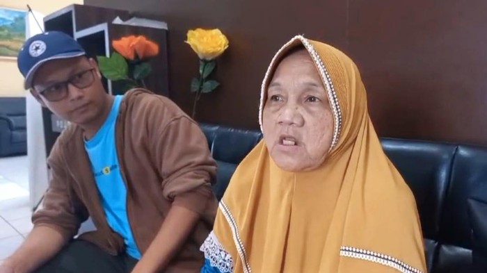 Erni ketika membuat laporan polisi di Polrestabes Palembang