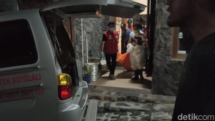 Evakuasi mayat pengusaha kerajinan tembaga yang tewas di Boyolali, Sabtu (4/5/2024).