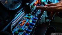 Antusias yang cukup tinggi tak menghalangi anak-anak untuk datang dan menanti bus melintas. Setelah mengetahui kapan bus akan melintas, biasanya mereka datang bersama rekan-rekan sebayanya atau dengan pendampingan dari orang tua mereka.