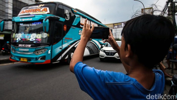Masih segar dalam ingatan akan kalimat permintaan anak-anak dipinggir jalan, ‘om telolet om’. Sang supir pun dengan sigap menerima permintaan anak tersebut. Yups! kini fenomena itu dinamankan Klakson Basuri.