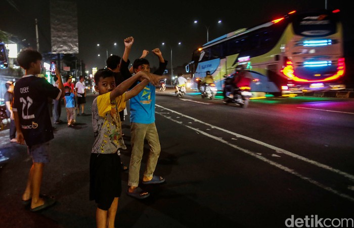 Masih segar dalam ingatan akan kalimat permintaan anak-anak dipinggir jalan, ‘om telolet om’. Sang supir pun dengan sigap menerima permintaan anak tersebut. Yups! kini fenomena itu dinamankan Klakson Basuri.