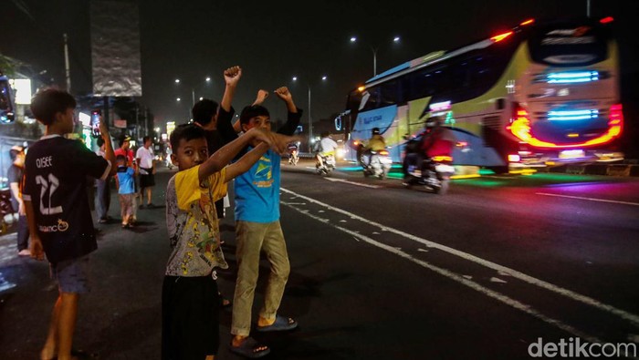 Masih segar dalam ingatan akan kalimat permintaan anak-anak dipinggir jalan, ‘om telolet om’. Sang supir pun dengan sigap menerima permintaan anak tersebut. Yups! kini fenomena itu dinamankan Klakson Basuri.