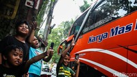 Fenomena bus basuri sempat viral sebelumnya dengan sebutan om telolet om, namun telolet hanya memiliki 3 corong suara kini bus basuri telah memiliki 6 corong dengan suara yang lebih nyaring.