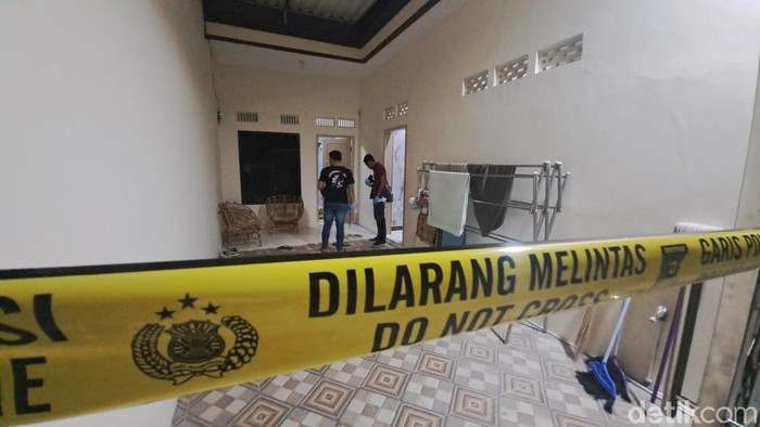 Garis polisi terpasang di rumah tempat ditemukannya jasad pria di Sukabumi.