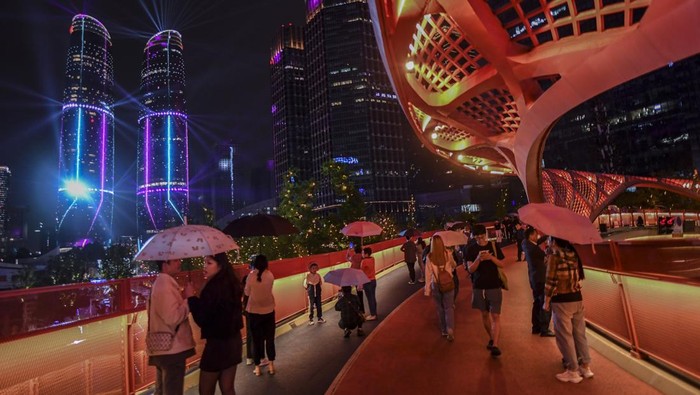 Gemerlap Kota Sichuan Jadi Destinasi Wisata Delegasi Tim Thomas dan Uber 2024 Pengunjung menyaksikan video mapping di gedung Tianfu Internasional Financial City (IFC) Twin Tower di Tianfu New Area, Chengdu, Sichuan, China, Selasa (30/4/2024). Video mapping tersebut menjadi salah satu destinasi wisata untuk para atlet dan delegasi tim Thomas dan Uber 2024. ANTARA FOTO/Galih Pradipta/aww.
