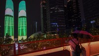 Gedung-gedung itu diwarnai cahaya selama perhelatan Thomas dan Uber 2024. 
