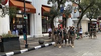 Anggota Satpol PP Kota Bandung beri imbauan kepada warga agar menjaga kenyamanan saat beraktivitas di jalan Braga. (Foto: Wisma Putra/detikJabar)