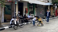 Warga menilai jalan ini nyaman tanpa kendaraan bermotor karena tidak ada parkiran yang membuat keindahan di jalan ini hilang. (Foto: Wisma Putra/detikJabar)