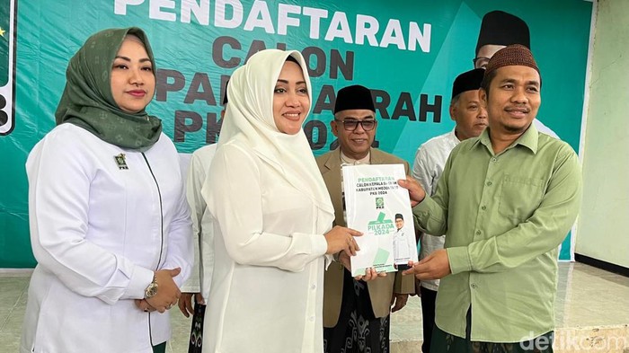 Ikfina Fahmawati saat mengembalikan formulir ke PKB Mojokerto